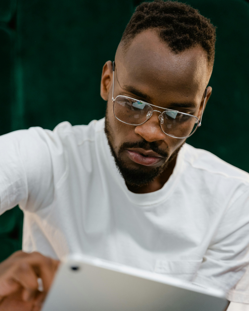 Person prüft Dokument auf iPad