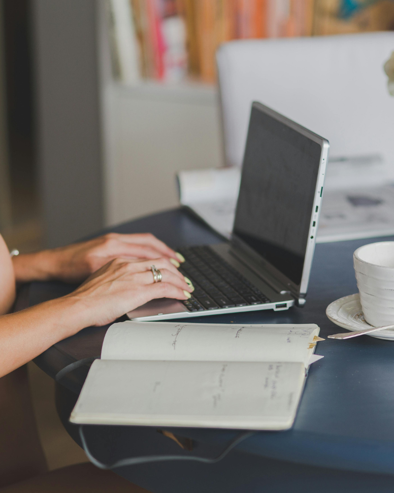Frau bucht Arzttermin online
