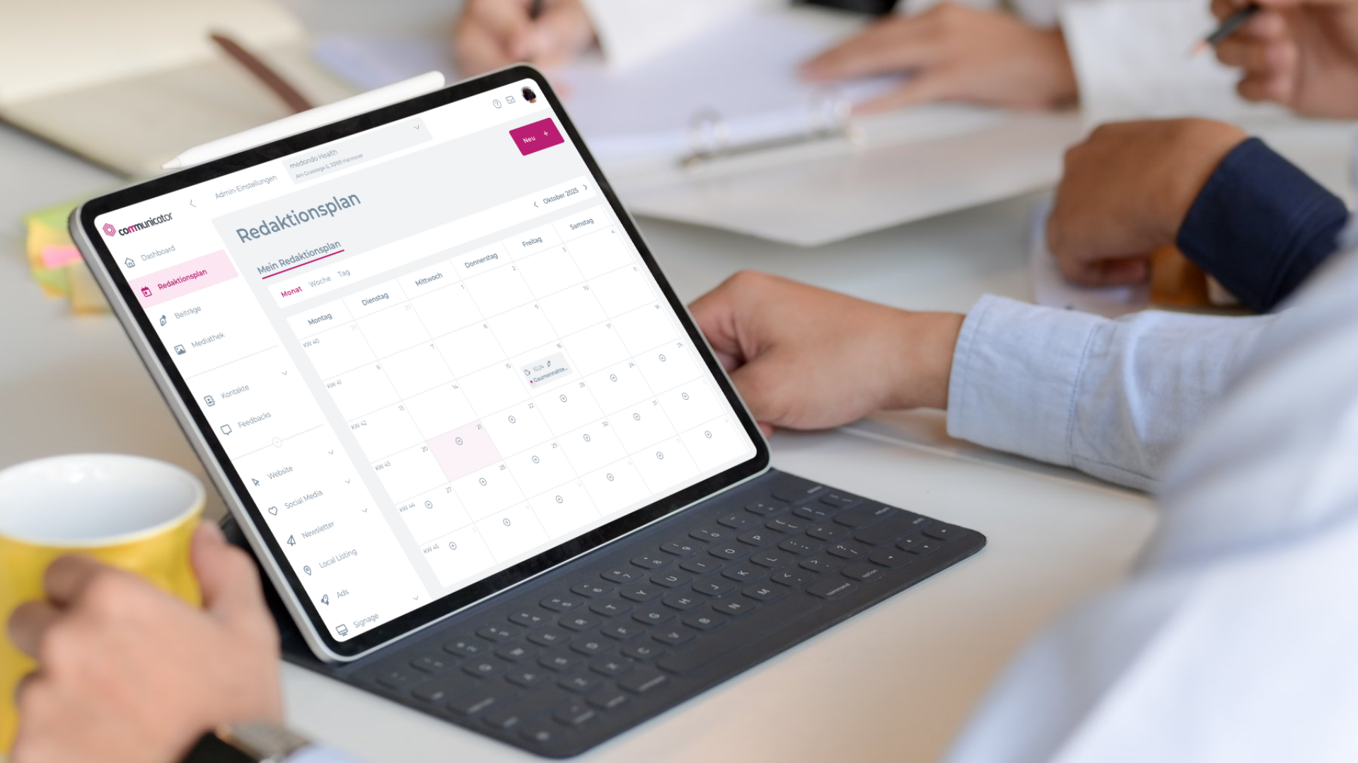 Mann sitzt vor einem Tablet, auf dem der communicator geöffnet ist
