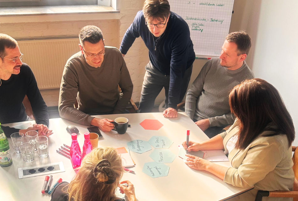 Bild vom medondo-Team im Büro in einem Meeting